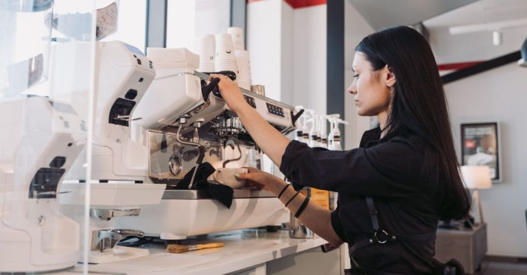 Hiring Teens This Summer? Child Labor Laws for Your Cafe & Restaurant (State-by-State Guide)