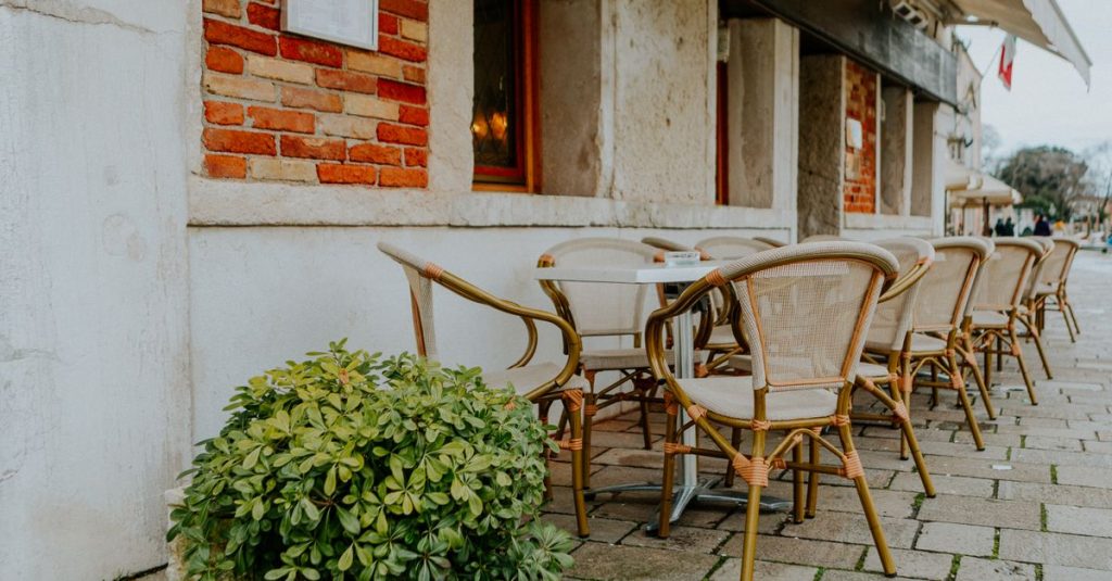 How to Quickly Set Up Your Outdoor Dining Patio for Summer Service (Cafe/Restaurant Daily Checklist)