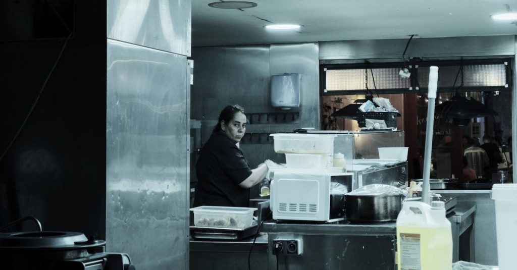 Off-the-Clock Work: Do You Have to Pay Staff for Pre-Shift Prep or Mandatory Meetings in Your Cafe or Restaurant? (Wage Law Guide, July 2026)