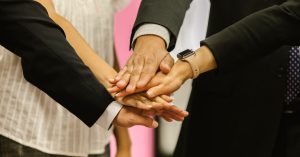 Daily Huddles vs. Written Handover Notes: Which Improves Shift Communication & Efficiency for Your Small Cafe?