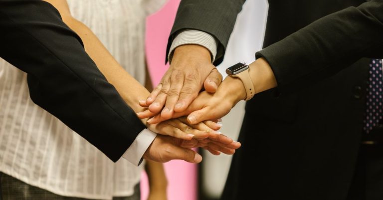Daily Huddles vs. Written Handover Notes: Which Improves Shift Communication & Efficiency for Your Small Cafe?