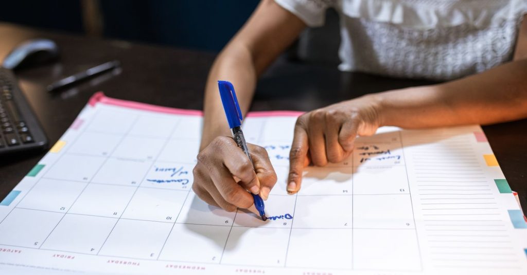 Fixed Schedules vs. Rotating Schedules: Which Reduces Staff Burnout for Your Cafe or Restaurant?